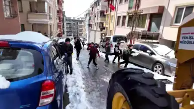 Çekmeköy'deki Kar Keyfi: Çocuklar Sokağı Kapatıp Eğlendi!