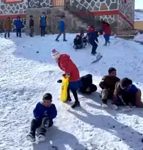 Diyadin Öğrencileri Naylon Poşetle Kayak Keyfi Yaptı