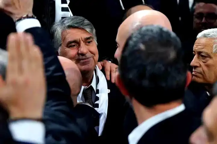 Yücel, Adalı'yı Tebrik Etti, Salondan Ayrıldı